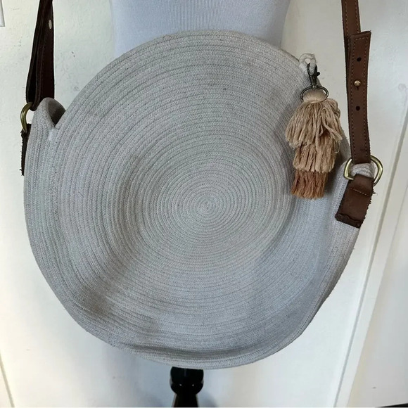 Summer Large Circle Round Macrame Cream Hand Bag with Leather Brown Strap - Picture 5 of 7